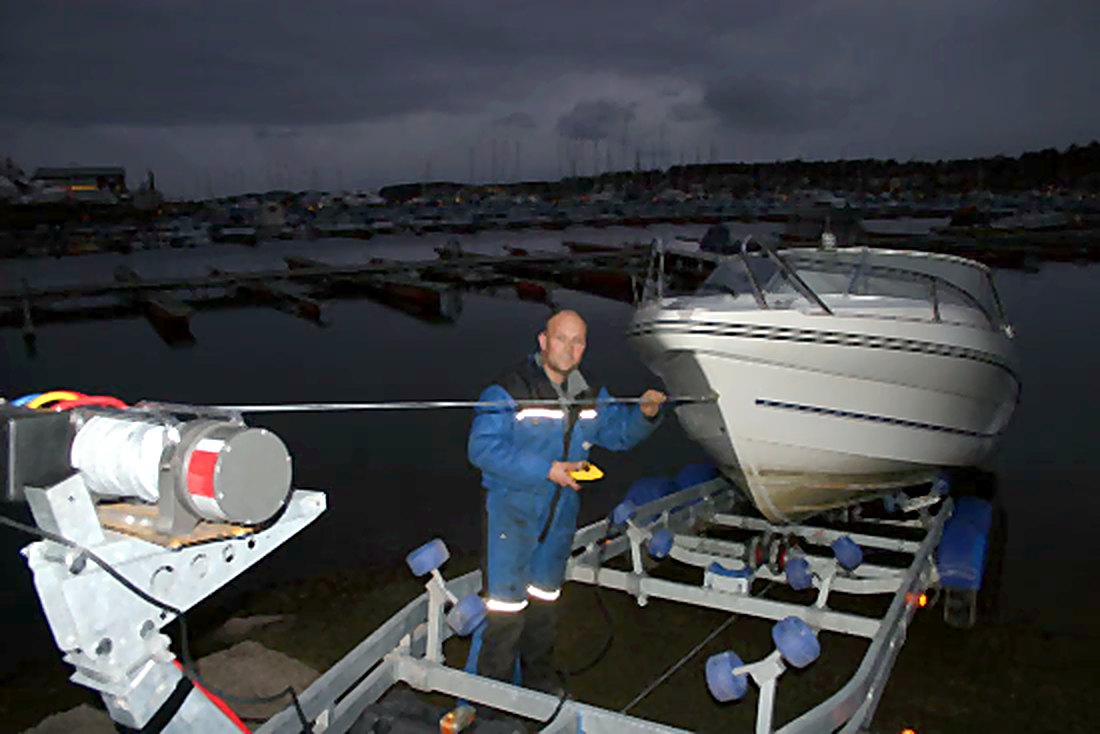 Tom-Erik Kvalnes ved en båt på henger i båthavna