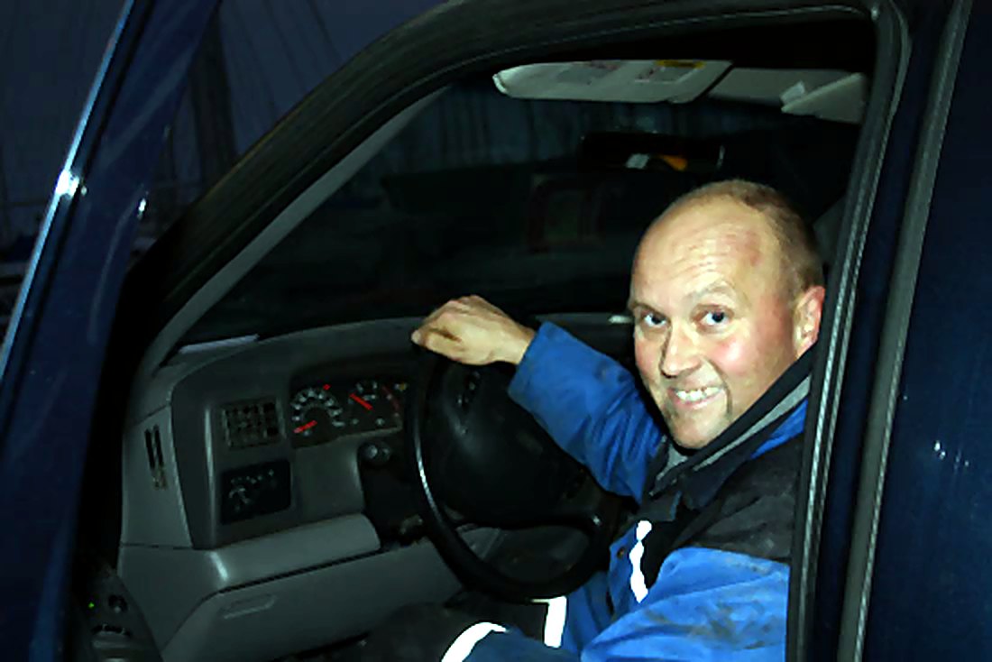Tom-Erik Kvalnes i bilen, klar for å levere en båt